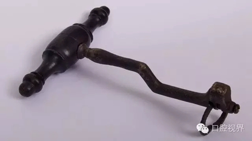 以前牙醫(yī)是怎樣虐待人們牙齒的？ 看完了就知道現(xiàn)在看牙多舒適了！