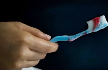牙齦碰不得，一碰就出血。這是咋回事？